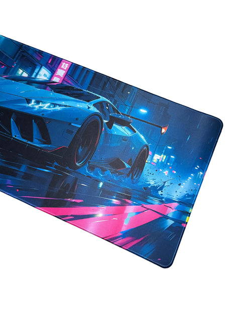 Futuristische gaming muismat met neonlichteffecten en gestileerde straatrace-auto